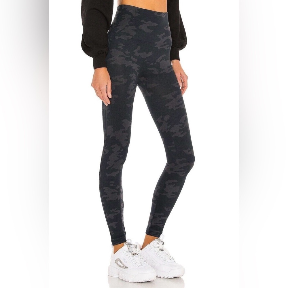 SPANX Look At Me Now Seamless Black Camouflage Leggings Sz M